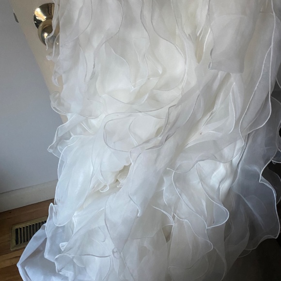 Beautiful wedding dress - Picture 3 of 4